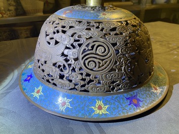 Un grand br&ucirc;le-parfum tripod en &eacute;maux cloisonn&eacute;s, Chine, 19&egrave;me