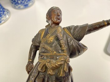 Een Japanse gepatineerde en vergulde bronzen figuur van een krijger, gesign. Miyao, Meiji, 19e eeuw