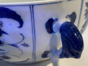 Une &eacute;cuelle couverte en porcelaine de Chine en bleu et blanc, Kangxi