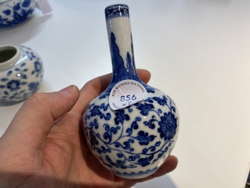 Een Chinees blauw-wit flesvormig Ming-stijl 'soft paste' vaasje en een waterpot, Qianlong en 19e eeuw
