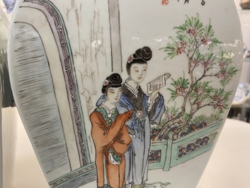 Een paar Chinese qianjiang cai dekselpotten, gesign. Song Yue Xuan en gedat. 1912