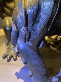 Un grand br&ucirc;le-parfum en bronze en forme de lion bouddhiste, Chine, Ming