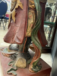 Une grande figure d'un gardien en bois polychrom&eacute;, Chine ou Vietnam, 19&egrave;me