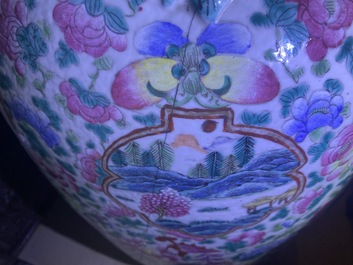 Een grote Chinese famille rose vaas met krijgerssc&egrave;nes, 19e eeuw