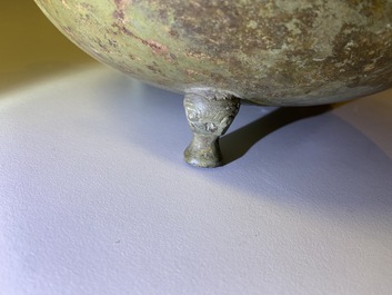 Un bol couvert archa&iuml;que de type 'zhan' en bronze, milieu vers fin de la P&eacute;riode des Printemps et Automnes