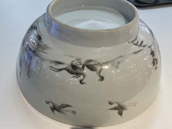 Un bol en porcelaine de Chine en grisaille et dor&eacute; &agrave; d&eacute;cor d'un couvent et d'oiseaux dans un paysage, Qianlong