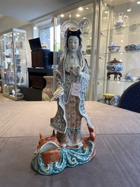 Une grande figure de Guanyin sur un poisson en porcelaine de Chine famille rose, marque Hui Guan Deng Chang Rong Zao, 19&egrave;me