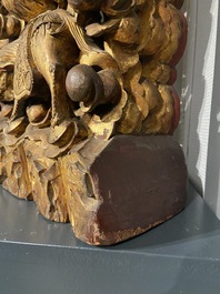 Een groot Chinees opengewerkt gelakt en verguld houten boeddhistisch schrijn, 17/18e eeuw