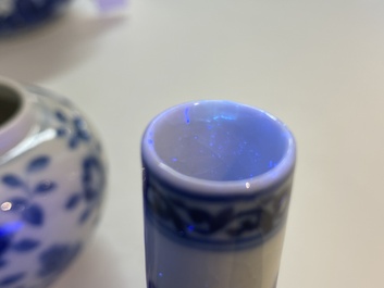 Een Chinees blauw-wit flesvormig Ming-stijl 'soft paste' vaasje en een waterpot, Qianlong en 19e eeuw