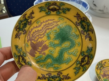 Een paar Chinese turquoise- en aubergine-geglazuurde 'draak en feniks' bordjes met gele fondkleur, Qianlong merk, 19/20e eeuw