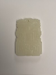 Een Chinese hanger in witte jade, Qing