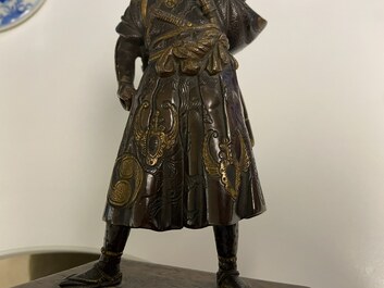 Een Japanse gepatineerde en vergulde bronzen figuur van een krijger, gesign. Miyao, Meiji, 19e eeuw