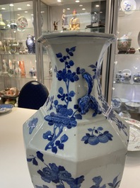 Een Chinese blauw-witte octagonale 'hu' vaas, 19e eeuw