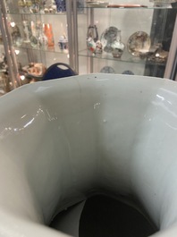 Un vase de forme 'hu' octagonale en porcelaine de Chine en bleu et blanc, 19&egrave;me
