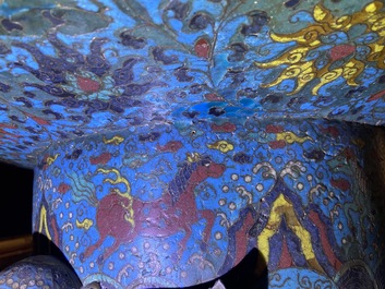 Un grand br&ucirc;le-parfum tripod en &eacute;maux cloisonn&eacute;s, Chine, 19&egrave;me