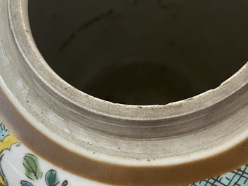 Een paar Chinese famille rose potten met bruine fondkleur, Qianlong