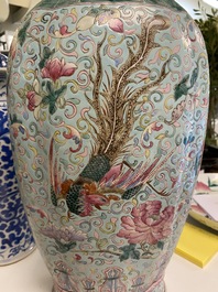 Un vase en porcelaine de Chine famille rose &agrave; fond turquoise, 19&egrave;me