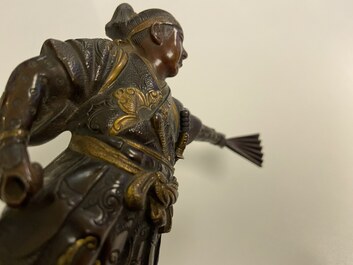 Een Japanse gepatineerde en vergulde bronzen figuur van een krijger, gesign. Miyao, Meiji, 19e eeuw