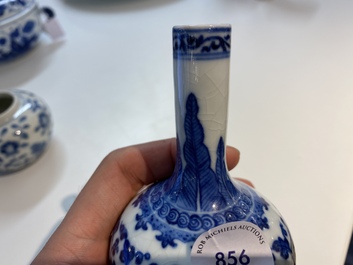 Un vase de forme bouteille en porcelaine de Chine 'p&acirc;te tendre' et un pot &agrave; eau en bleu et blanc, Qianlong et 19&egrave;me