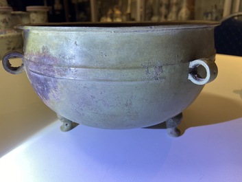 A Chinese bronze ritual tripod 'zhan' food vessel and cover, middle to late Spring and Autumn period