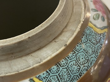 Une paire de jarres en porcelaine de Chine famille rose &agrave; fond brun capucin, Qianlong