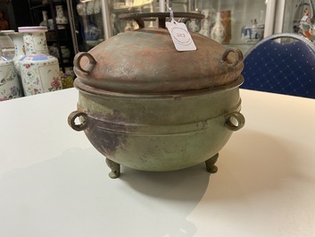 A Chinese bronze ritual tripod 'zhan' food vessel and cover, middle to late Spring and Autumn period