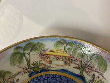 Une rare tasse et soucoupe en porcelaine de Chine famille rose de Canton, 19&egrave;me