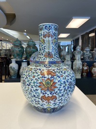 Un vase de forme bouteille en porcelaine de Chine doucai &agrave; d&eacute;cor de rinceaux de lotus, marque de Qianlong, 18/19&egrave;me