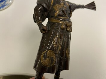 Een Japanse gepatineerde en vergulde bronzen figuur van een krijger, gesign. Miyao, Meiji, 19e eeuw