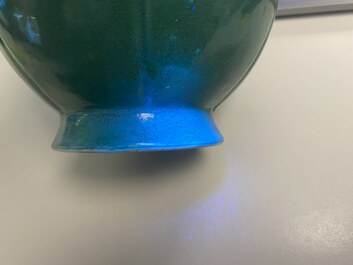 Un vase en porcelaine de Chine en vert monochrome, marque de Yongzheng, 18/19&egrave;me