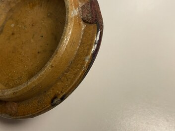 Un vase couvert en porcelaine de Chine monochrome sang de boeuf, 19&egrave;me