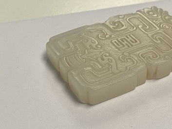 Een Chinese hanger in witte jade, Qing