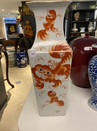 Un vase de forme carr&eacute;e en porcelaine de Chine &agrave; d&eacute;cor de lions bouddhistes en rouge de fer, 19&egrave;me