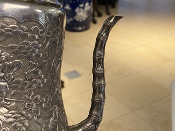 Une th&eacute;i&egrave;re en argent &agrave; d&eacute;cor d'oiseaux parmi des branches fleuries, Chine, 19&egrave;me