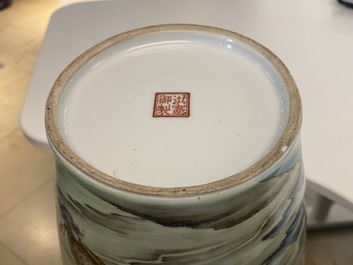 Un vase en porcelaine de Chine famille rose &agrave; d&eacute;cor des 'Huit chevaux de Mu Wang', marque de Hongxian, 20&egrave;me