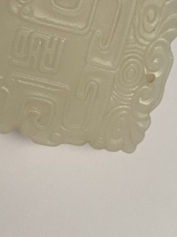 Een Chinese hanger in witte jade, Qing