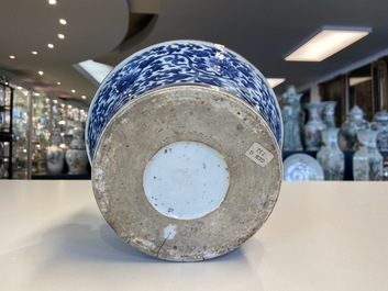 Un pot &agrave; chaux en porcelaine de Chine en bleu et blanc pour le Vietnam, Kangxi