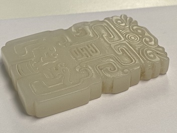 Een Chinese hanger in witte jade, Qing