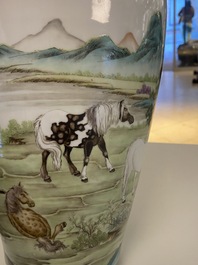 Un vase en porcelaine de Chine famille rose &agrave; d&eacute;cor des 'Huit chevaux de Mu Wang', marque de Hongxian, 20&egrave;me