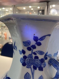 Een Chinese blauw-witte octagonale 'hu' vaas, 19e eeuw