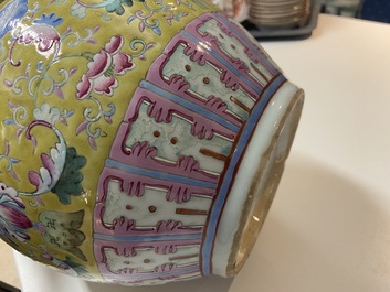 Un vase de forme bouteille en porcelaine de Chine famille rose &agrave; fond jaune, 19&egrave;me
