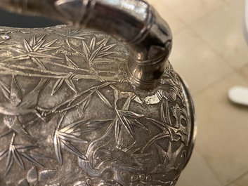 Une th&eacute;i&egrave;re en argent &agrave; d&eacute;cor d'oiseaux parmi des branches fleuries, Chine, 19&egrave;me