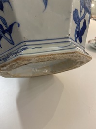 Een Chinese blauw-witte octagonale 'hu' vaas, 19e eeuw