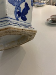 Een Chinese blauw-witte octagonale 'hu' vaas, 19e eeuw