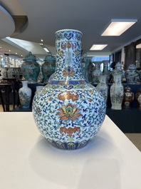 Un vase de forme bouteille en porcelaine de Chine doucai &agrave; d&eacute;cor de rinceaux de lotus, marque de Qianlong, 18/19&egrave;me