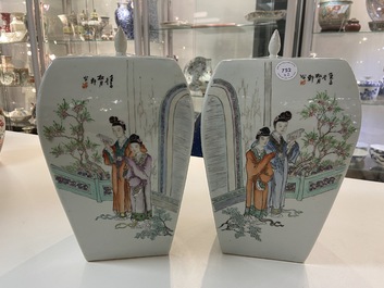 Une paire de pots couverts en porcelaine de Chine qianjiang cai, sign&eacute;s Song Yue Xuan et dat&eacute;s 1912