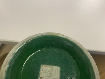 Un vase en porcelaine de Chine en vert monochrome, marque de Yongzheng, 18/19&egrave;me