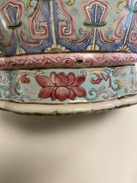 Un vase en porcelaine de Chine famille rose &agrave; fond turquoise, 19&egrave;me