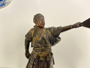 Een Japanse gepatineerde en vergulde bronzen figuur van een krijger, gesign. Miyao, Meiji, 19e eeuw