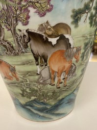 Un vase en porcelaine de Chine famille rose &agrave; d&eacute;cor des 'Huit chevaux de Mu Wang', marque de Hongxian, 20&egrave;me